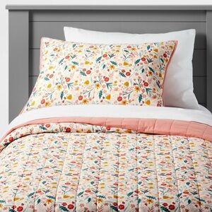 Pillowfort Twin Quilt and Sham